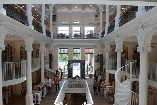 In der Altstadt von Bukarest: Eine der schönsten Buchhandlungen - das Medienkaufhaus "carturesti"