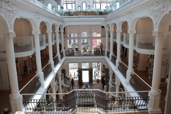 In der Altstadt von Bukarest: Eine der schönsten Buchhandlungen - das Medienkaufhaus "carturesti"