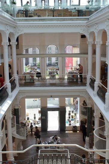 In der Altstadt von Bukarest: Eine der schönsten Buchhandlungen - das Medienkaufhaus "carturesti"