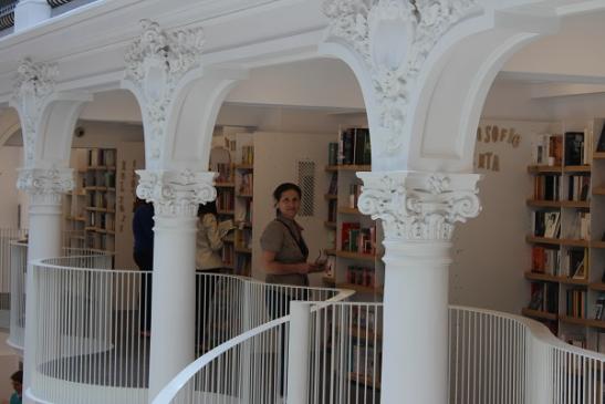 In der Altstadt von Bukarest: Eine der schönsten Buchhandlungen - das Medienkaufhaus "carturesti"
