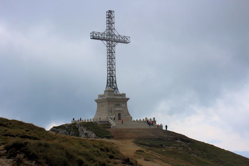 Foto: Blick auf das Caraiman-Kreuz oder Kreuz der Helden (Crucea Eroilor) - auf einer Höhe von 2384 m - Mit der Seilbahn (Telecabina) von Busteni auf das Bucegi Plateau Foto: Blick auf das Caraiman-Kreuz oder Kreuz der Helden (Crucea Eroilor) - auf einer Höhe von 2384 m