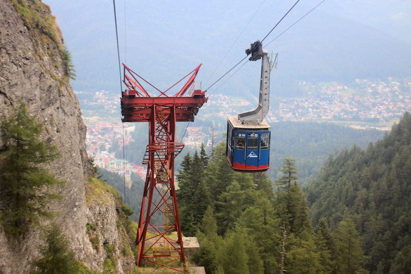 Foto: Blick auf Busteni - Mit der Seilbahn (Telecabina) von Busteni auf das Bucegi Plateau Foto: Blick auf Busteni