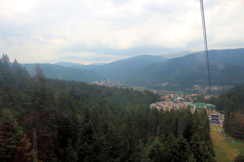 Foto: Blick auf Busteni, der Startpunkt der Tegestour- Mit der Seilbahn (Telecabina) von Busteni auf das Bucegi Plateau Foto: Blick auf Busteni, der Startpunkt der Tegestour