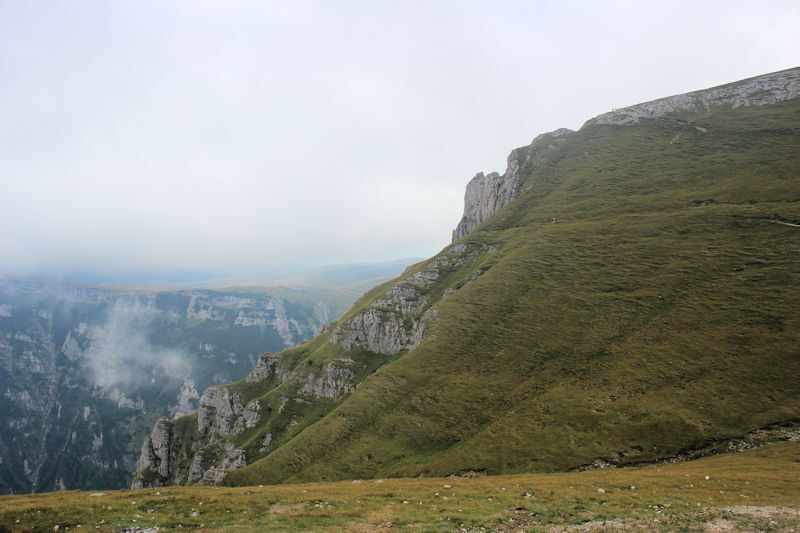 Foto: Blick vom Bucegi Plateau - Mit der Seilbahn (Telecabina) von Busteni auf das Bucegi Plateau Foto: Blick vom Bucegi Plateau