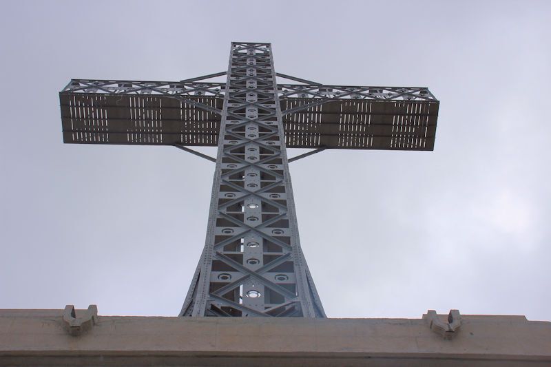 Foto: Das Caraiman-Kreuz oder Kreuz der Helden (Crucea Eroilor) - 39,3 m hoch - Mit der Seilbahn (Telecabina) von Busteni auf das Bucegi Plateau Foto: Das Caraiman-Kreuz oder Kreuz der Helden (Crucea Eroilor) - 39,3 m hoch