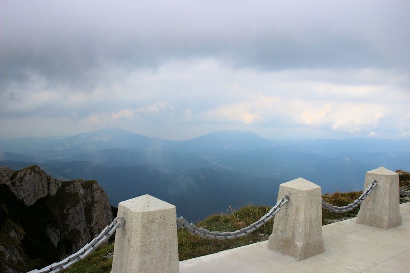 Foto: Blick vom Caraiman-Kreuz oder Kreuz der Helden (Crucea Eroilor) aus - Mit der Seilbahn (Telecabina) von Busteni auf das Bucegi Plateau Foto: Blick vom Caraiman-Kreuz oder Kreuz der Helden (Crucea Eroilor) aus