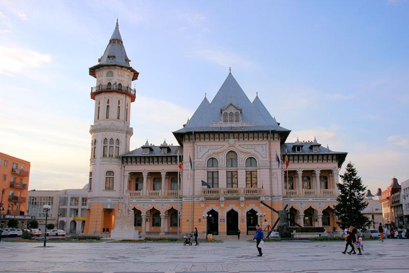 Buzău - Kreishauptstadt in der historischen Region des Fürstentums der Walachei - Foto: Das  Rathaus (Palațul Comunal) von Buzău