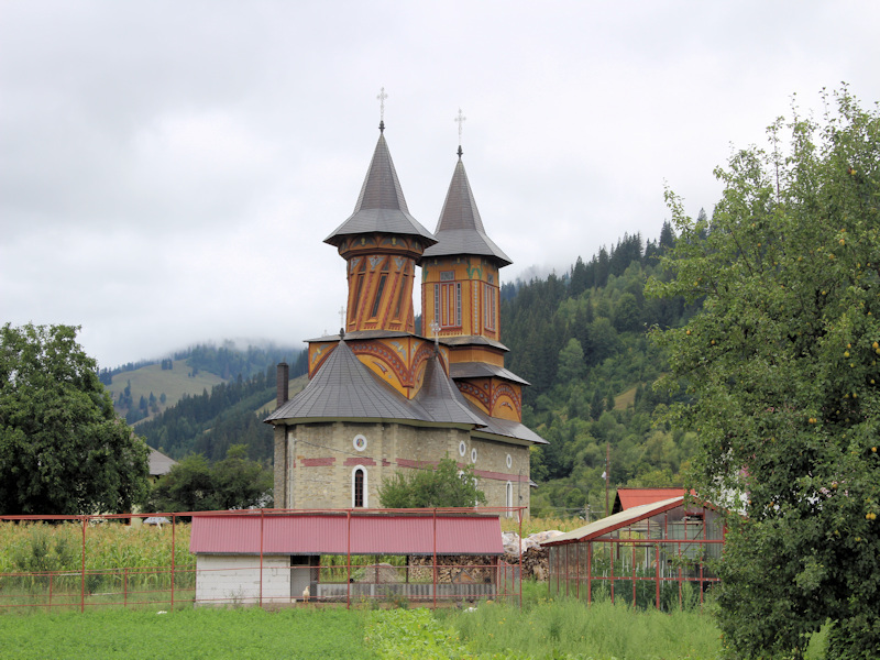 Blick auf auf die Kirche in Ceahlau