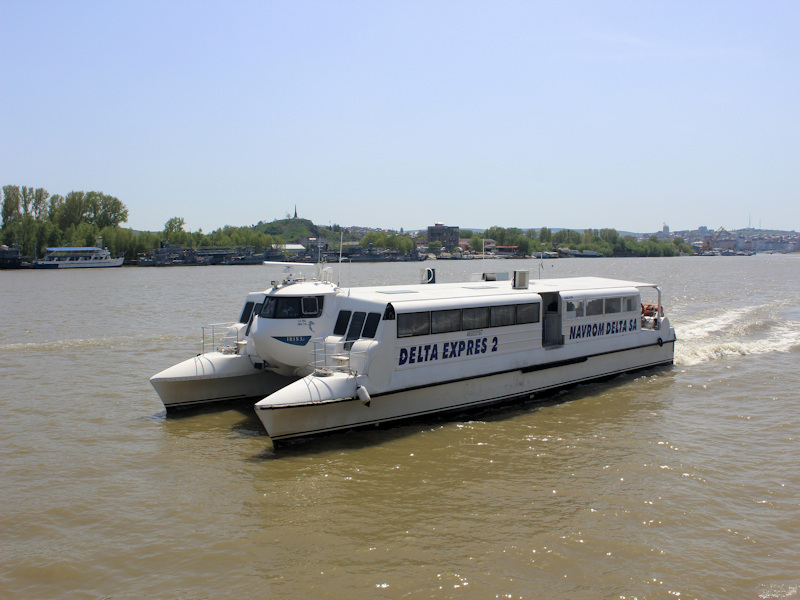 Foto: Catamaran "Delta Express 2" bei Tulcea  Der Catamaran "Delta Express 2" verkehrt zwischen Tulcea und Sfantu Gheorghe.