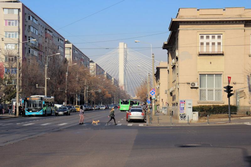 Westlicher Teil des Bahnhof "Gara de Nord" in Bukarest - im Hintergrund die Brücke "Pasajul Basarab"