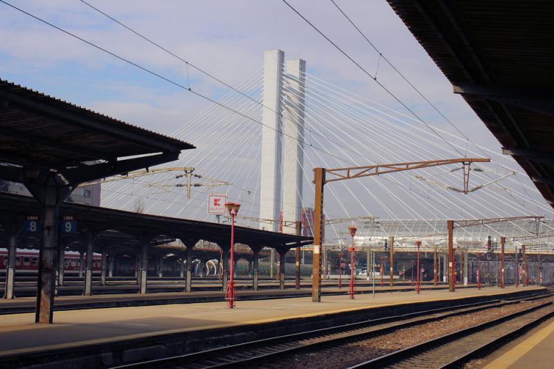 Foto: Im Bahnhof "Gara de Nord" in Bukarest - im Hintergrund die Brücke "Pasajul Basarab" Im Bahnhof "Gara de Nord" in Bukarest