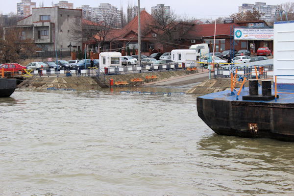 Auf der Donaufähre - Blick auf Galați am 12. März 2016
