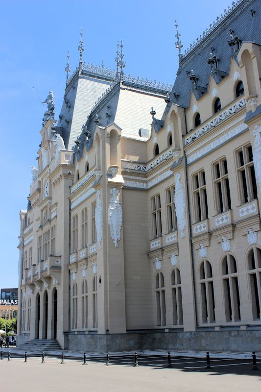 Iasi - Blick auf den Seitenflügel des Kulturpalastes (Palatul Culturii) Iasi - Blick auf den Seitenflügel des Kulturpalastes (Palatul Culturii)