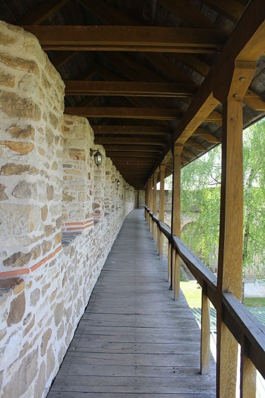 Das Kloster Dragomirna - Gang an der Klostermauer Das Kloster Dragomirna - Gang an der Klostermauer