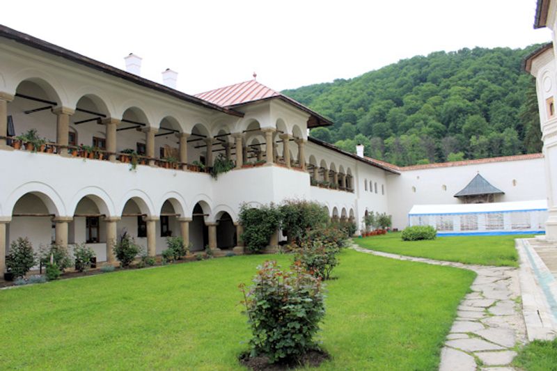 Im Innenhof des Klosters Horezu Im Innenhof des Klosters Horezu