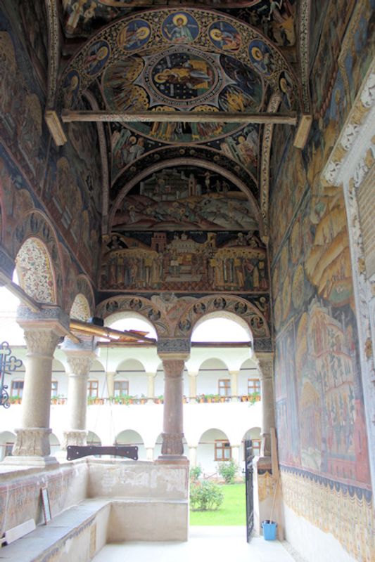 Eingangsbereich zur Kirche im Klosters Horezu Eingangsbereich zur Kirche im Klosters Horezu