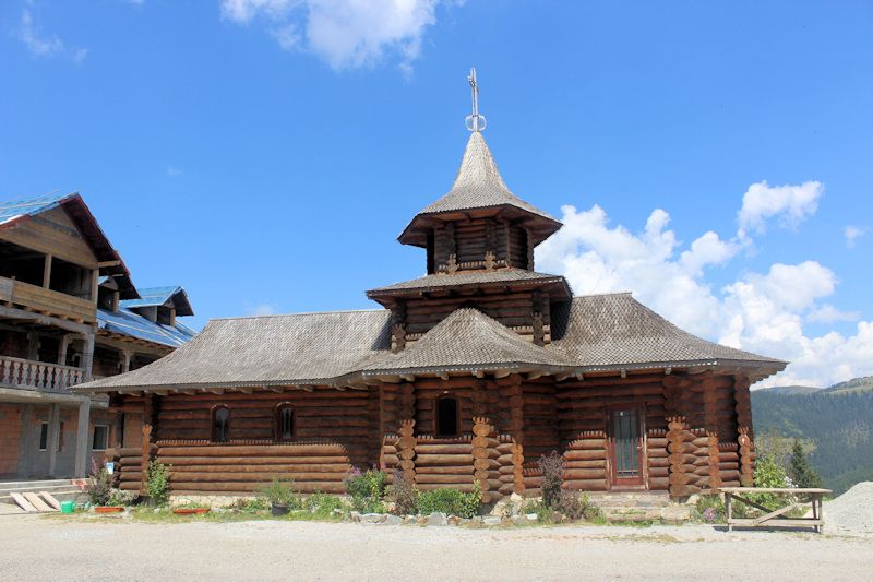 Kleine Holzkirche innerhalb des Klosterc (Mamastirea) Prislop