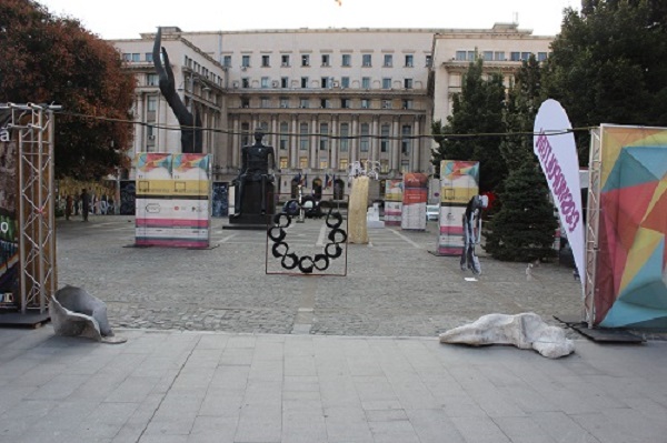 Ausstelltung am Platz "Piata Revolutiei" in Zentrum von Bukarest - die "KULTURAMA" 