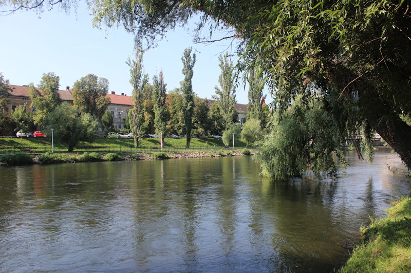 Im Zentrum von Oradea (Großwardein) - Fluss: Crisul Repede