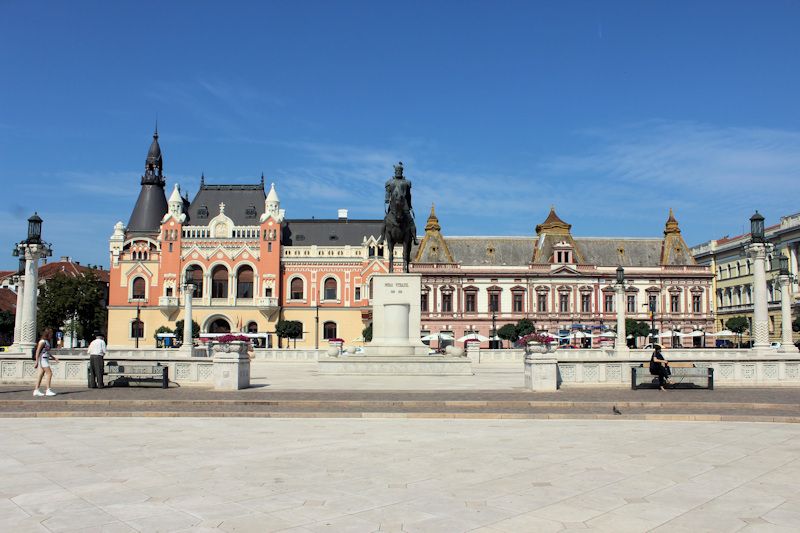 Im Zentrum von Oradea (Großwardein) - griechisch-katholischer Bischofspalast am Piata Unirii (links)
