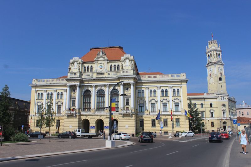 Im Zentrum von Oradea (Großwardein) - Episkopal-Palast und Rathaus (im Hintergrund)