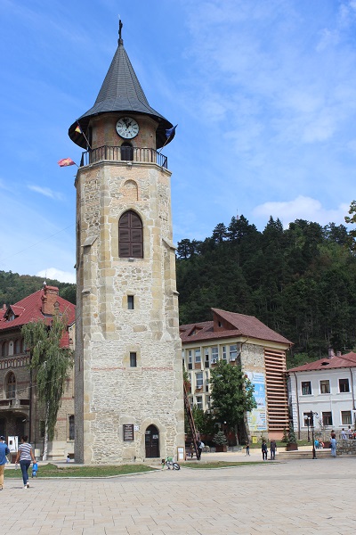 Freistehender Glockenturm im Zentrum von Piatra Neamt