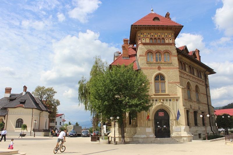 Museum Cucuteni am Freiheitsplatz (Piata Libertätii) im Zentrum von Piatra Neamt Museum Cucuteni am Freiheitsplatz (Piata Libertätii) im Zentrum von Piatra Neamt