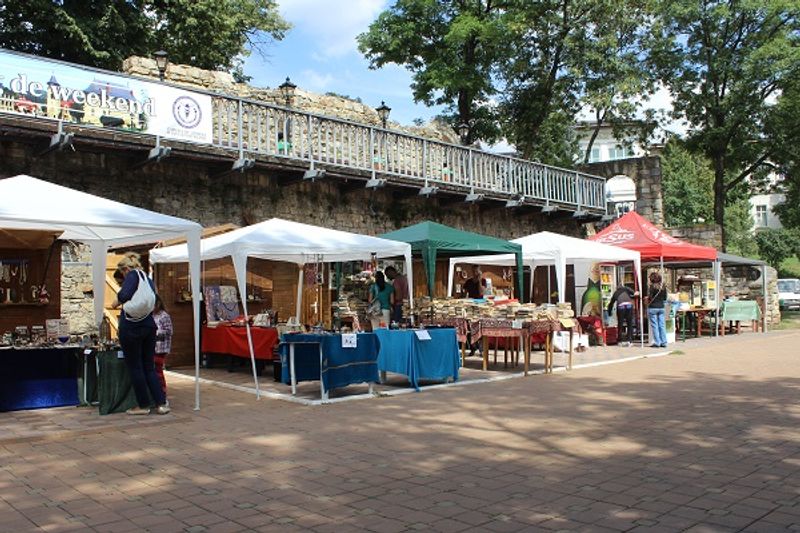 Keiner Antikmarkt im Zentrum von Piatra Neamt Keiner Antikmarkt im Zentrum von Piatra Neamt