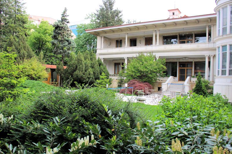 Foto: Der Primaverii Palast (Primăverii Palace) in Bukarest - Gartenansicht Der Primaverii Palast (Primăverii Palace) in Bukarest - Gartenansicht