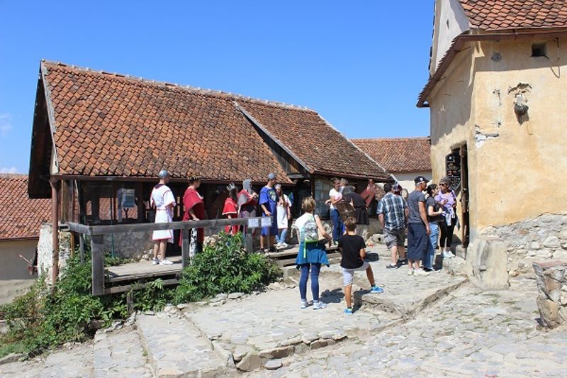 Im Innenhof der Festung von Râșnov (Rosenau)