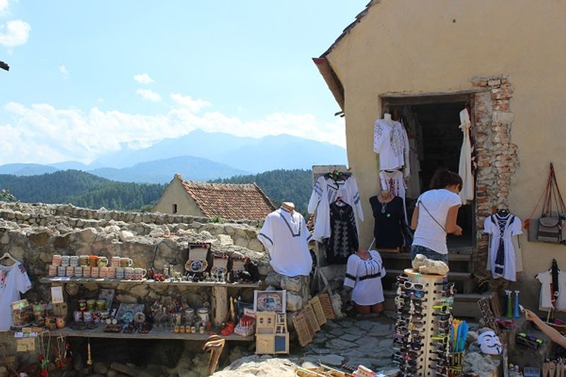 Im Innenhof der Festung von Râșnov (Rosenau)