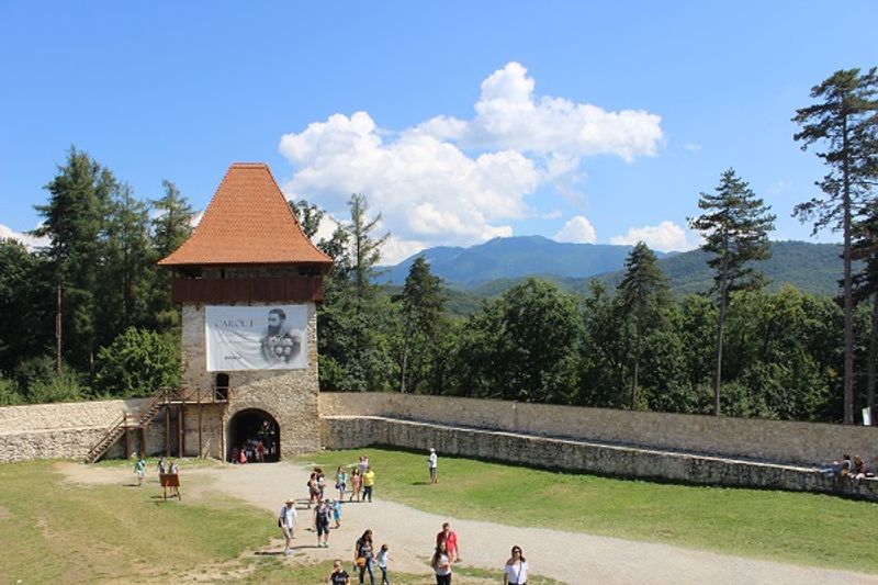 Im Innenhof der Festung von Râșnov (Rosenau)