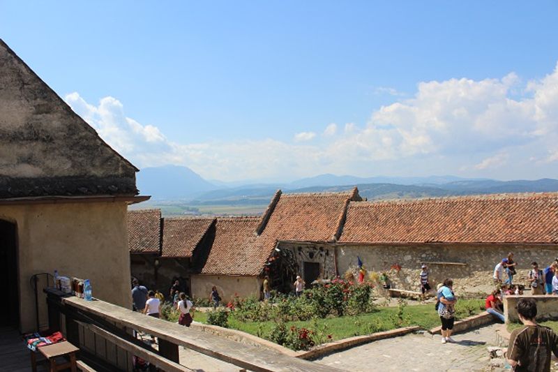 Im Innenhof der Festung von Râșnov (Rosenau)