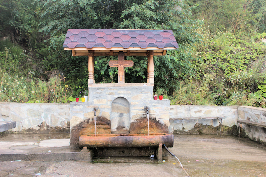 Brunnen am Siriu Stausee