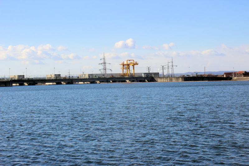 Blick auf die Staumauer und das Wasserkraftwerk in Târgu Jiu