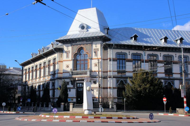 Das Tudor Vladimirescu Gymnasium in Zentrum von Târgu Jiu
