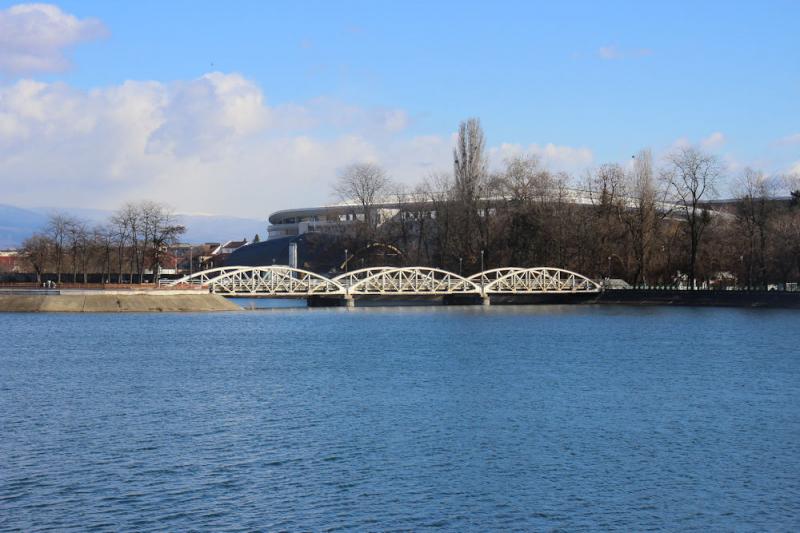 Foto: Der Stausee in Târgu Jiu - im Hintergrund das Station Der Stausee in Târgu Jiu