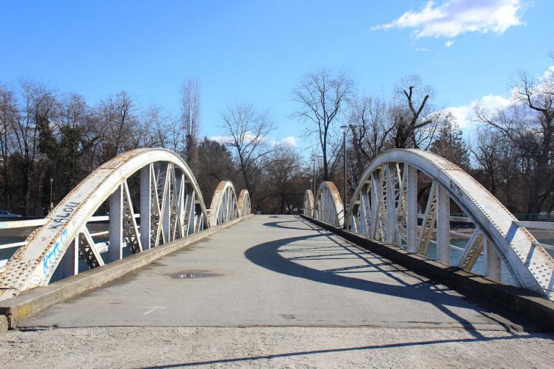 Foto: Brücke zur Halbinsel in Târgu Jiu Das Stadion in Târgu Jiu