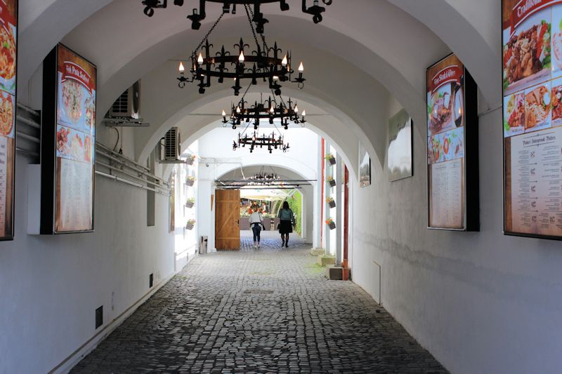  Im Zentrum von Târgu Mureș (Neumarkt am Mieresch) - Gang zum Hof-Restaurant