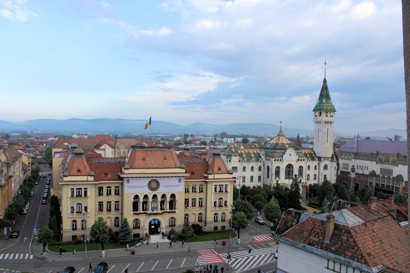 Rathaus (links) und Kulturpalast (rechts) von Târgu Mureș (Neumarkt am Mieresch) 