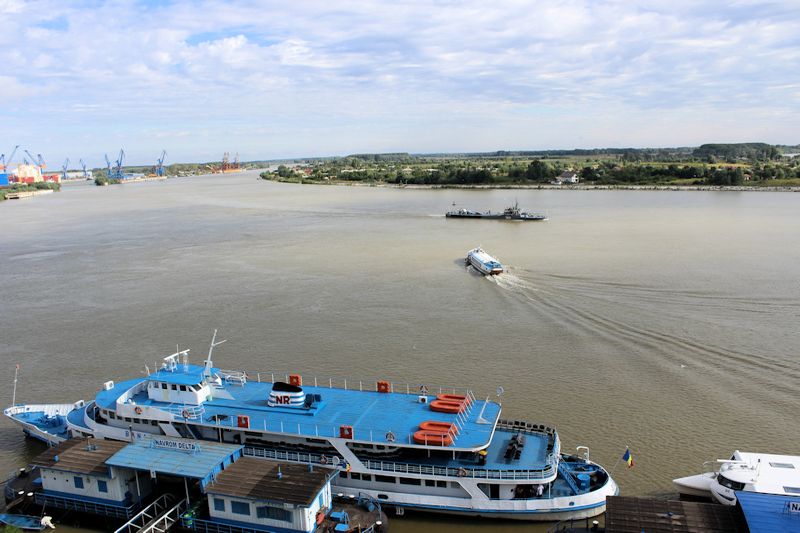 Blick auf den Hafen in Tulcea und auf die Donau Blick auf den Hafen in Tulcea und auf die Donau