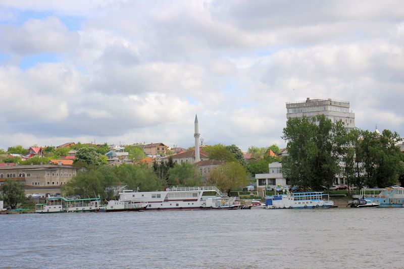 Blick von Tudor Vladimirescu auf Tulcea - Bildmitte: Moschee von Tulcea