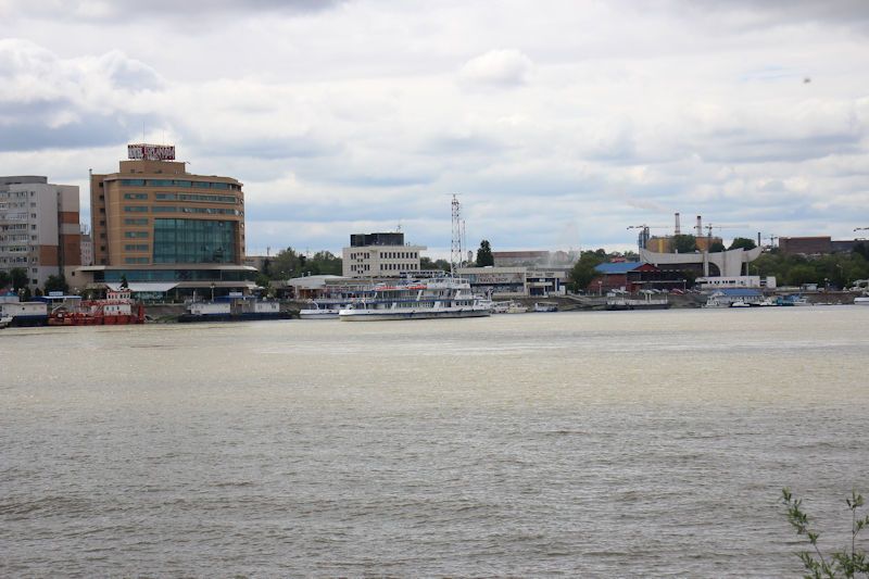 Blick von Tudor Vladimirescu auf Tulcea - links: Hotel Esplanda; rechts: Bahnhof