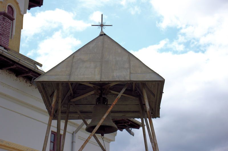 Die Glocke der kleinen orthodoxen Kirche in Tudor Vladimirescu